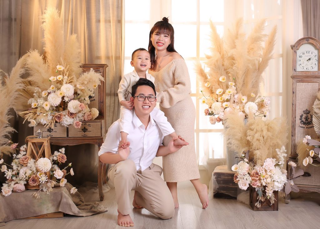 Nguyễn Văn Kiên chụp ảnh cùng gia đình